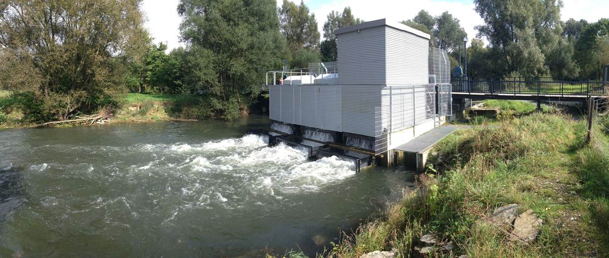 OVERA-W Wasserkraftanlage in Betrieb an einem Fließgewässer