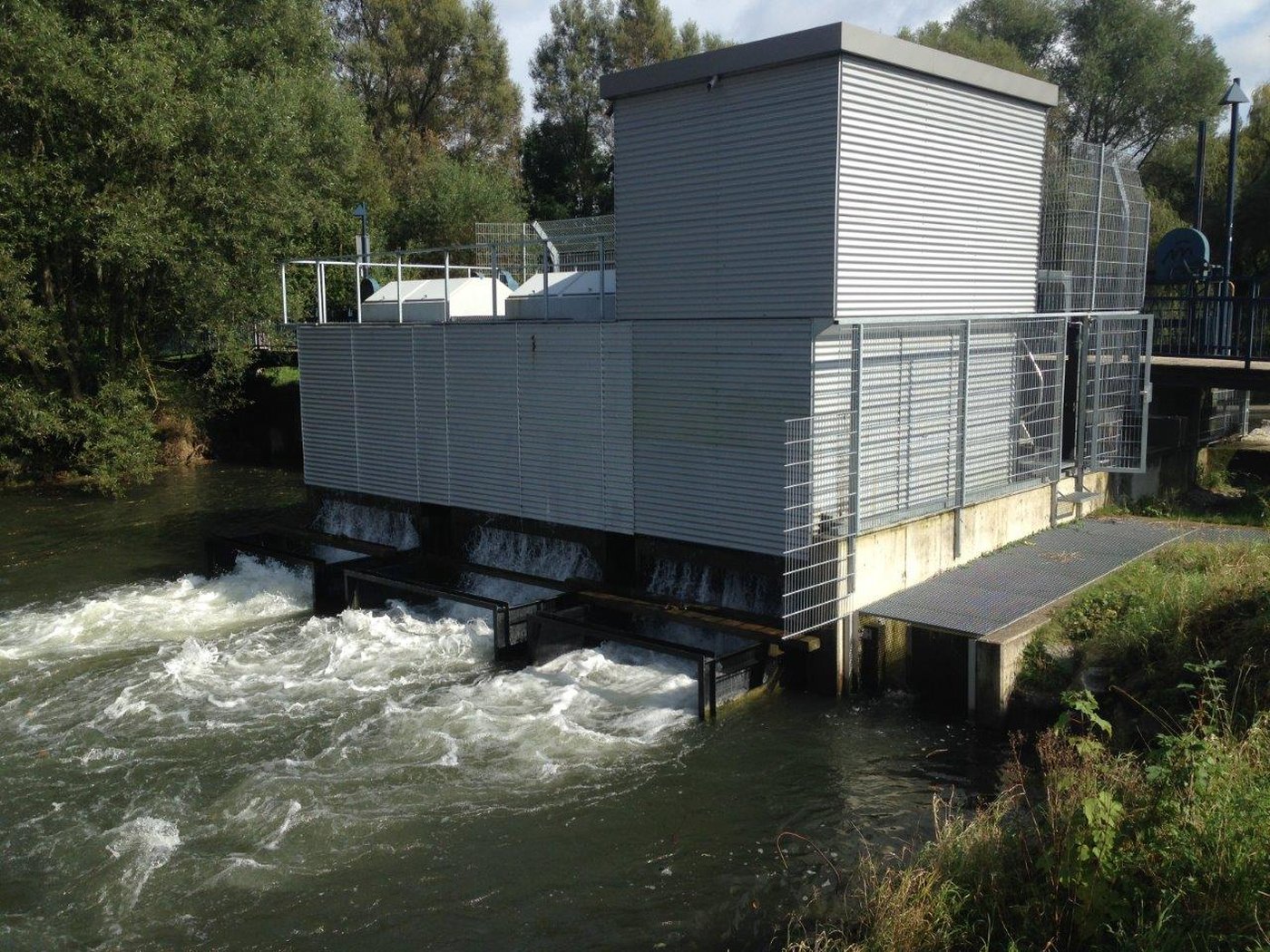 OVERA-Wasserkraftanlage im laufenden Betrieb an einem Fließgewässer, Nahaufnahme